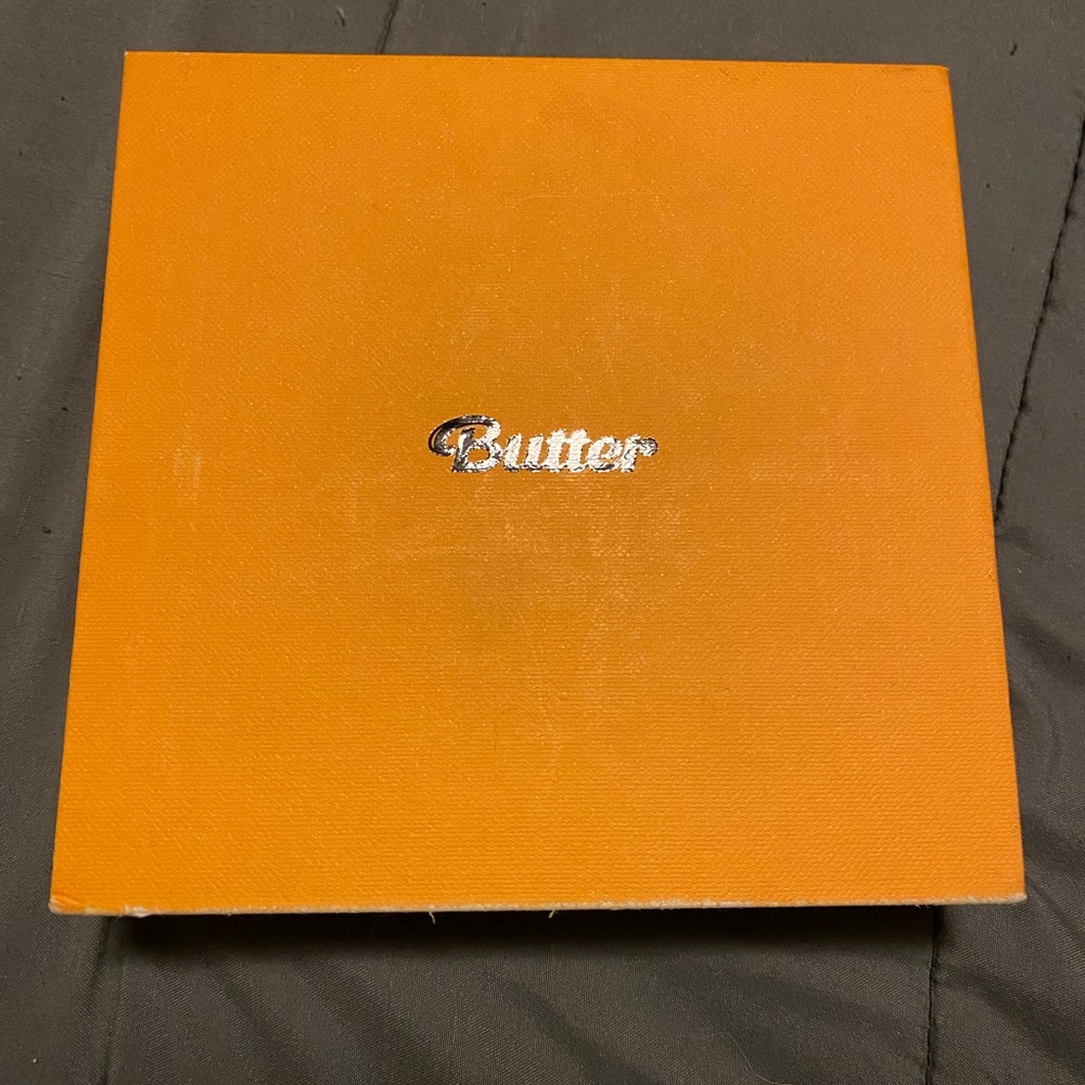 Selling BTS Butter album. Includes everything, but pcs and message card
